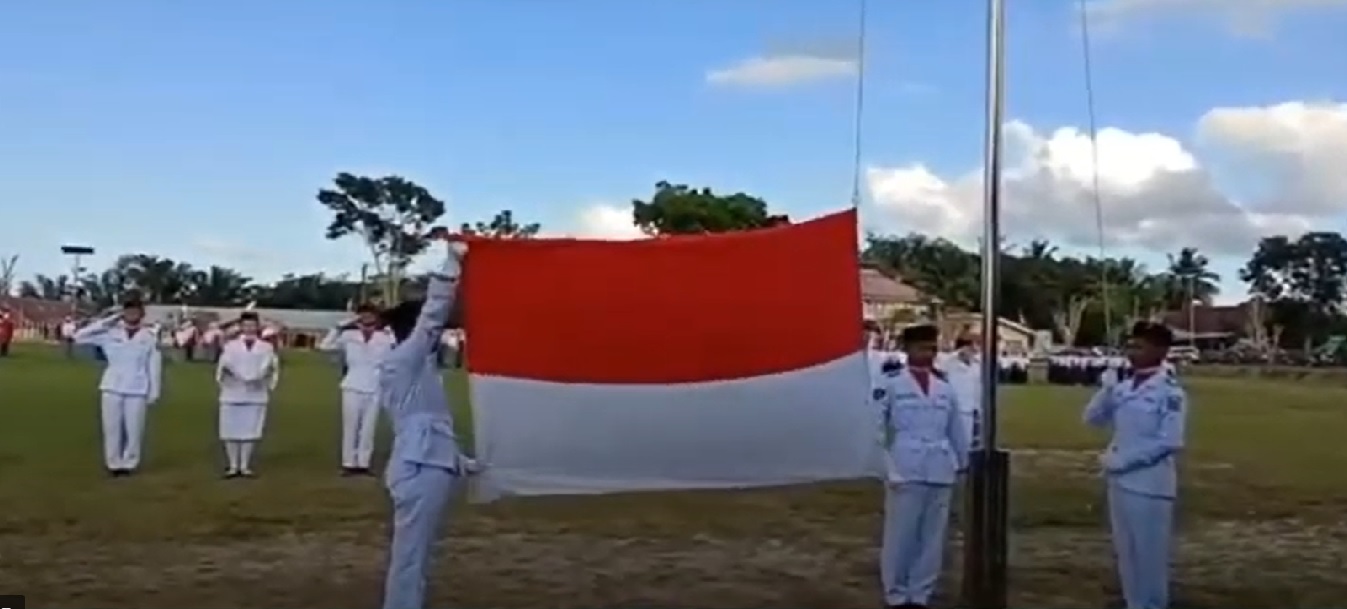 Camat Paser Belengkong Pimpin Upacara Pengibaran Bendera Merah Putih Dalam Peringatan HUT RI Ke - 77
